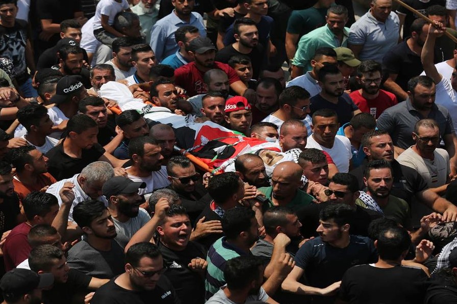 تشييع جثمان الشهيد شوكت عوض في بلدة بيت أمر شمال الخليل