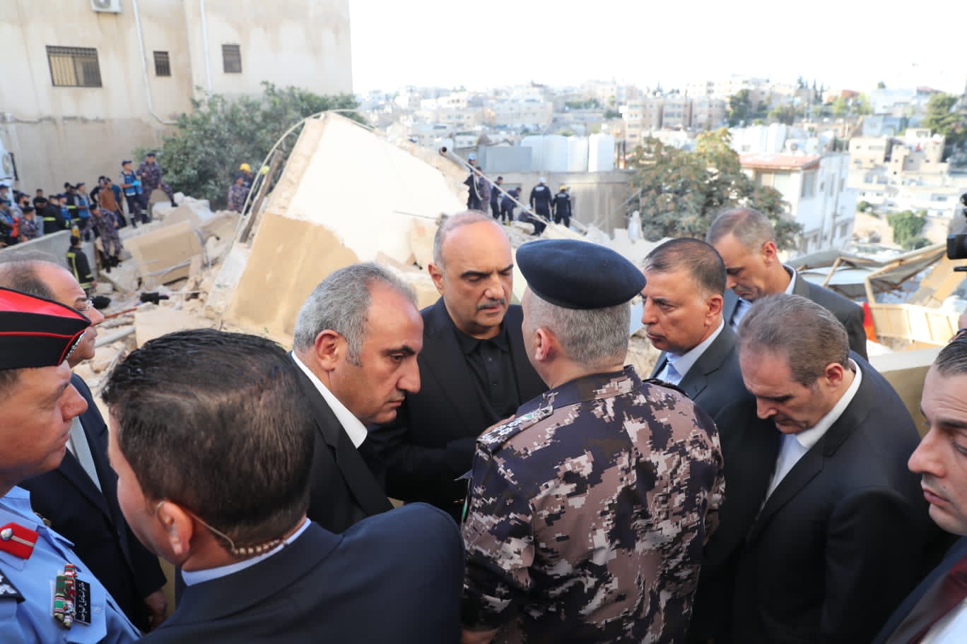 رئيس الوزراء الأردني بشر الخصاونة يشرف على عمليات الإنقاذ والإخلاء التي تقوم بها الأجهزة المختصة (بترا)