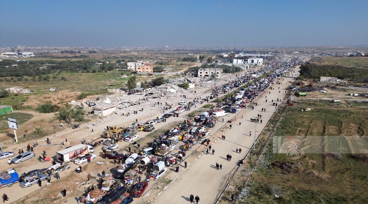 نازحون يعودون بمركباتهم وعرباتهم إلى شمال قطاع غزة عبر شارع صلاح الدين