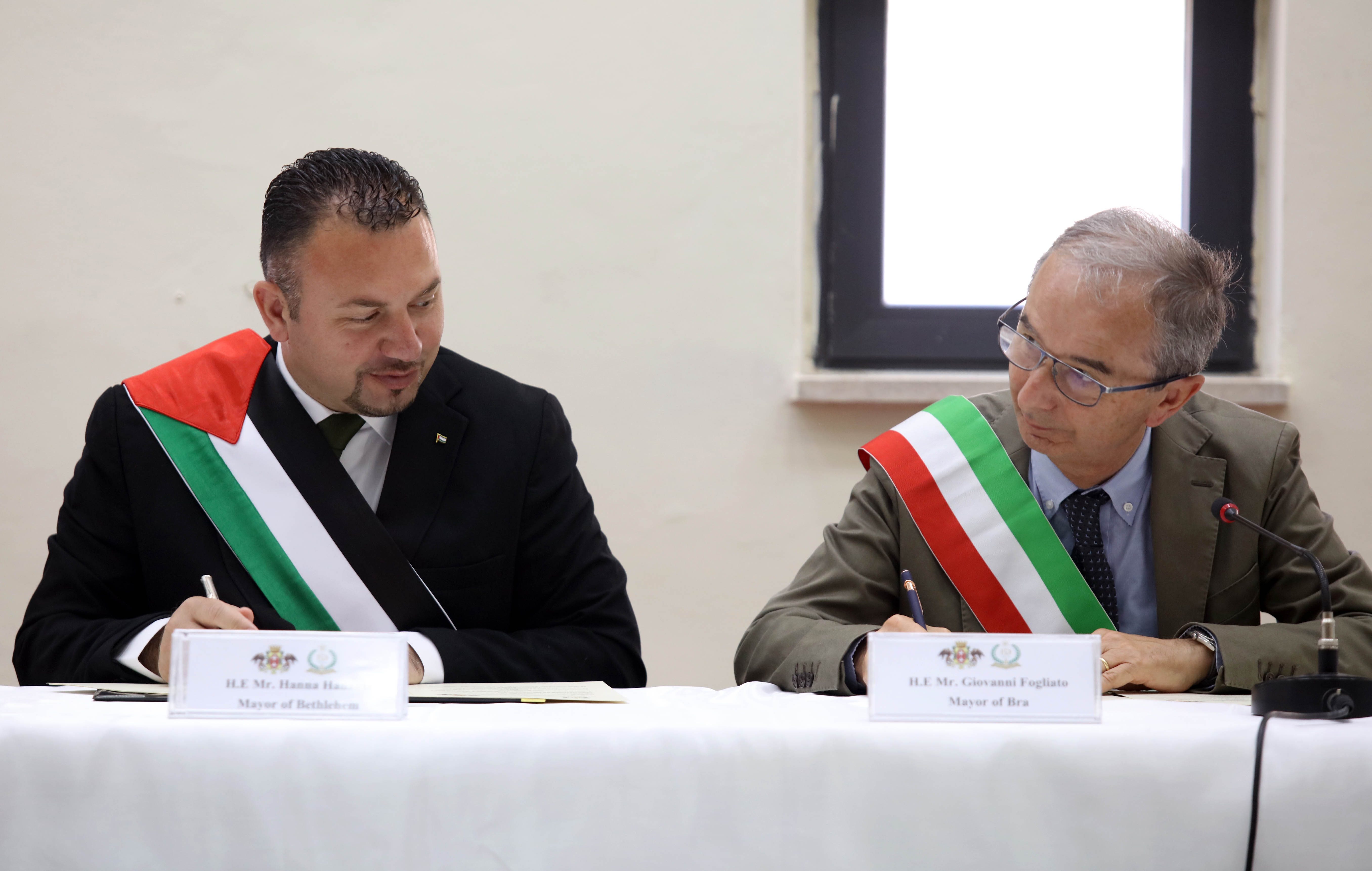 خلال توقيع الاتفاقية (تصوير: أحمد مزهر/ وفا)