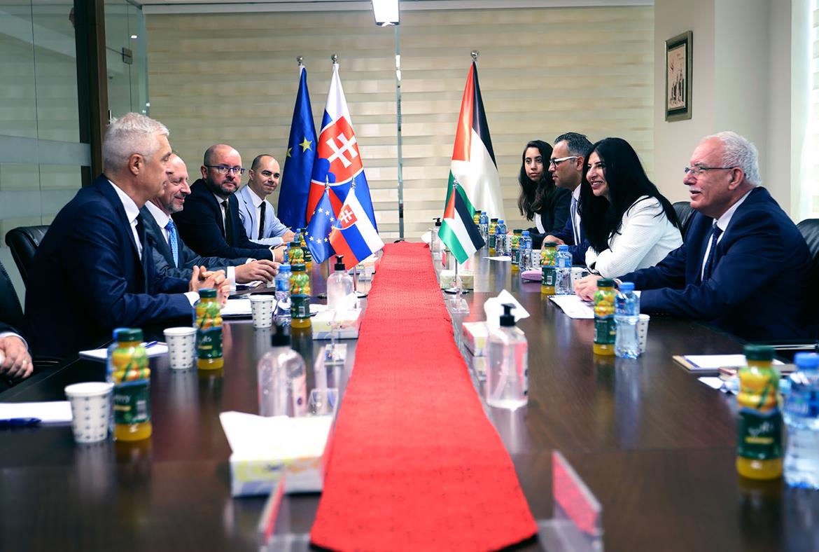 وزير الخارجية والمغتربين رياض المالكي خلال لقائه نظيره السلوفاكي إيفان كورتشوك (تصوير: تامر بانا/وفا)