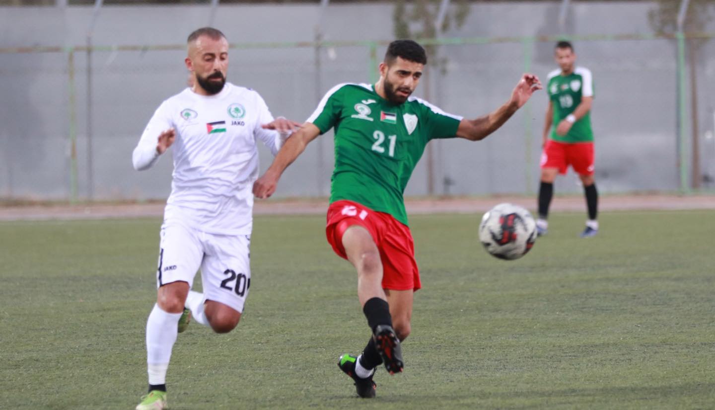 جانب من مباراة "شباب السموع" و"شباب الأمعري" على استاد هواري بومدين في بلدة دورا جنوب الخليل