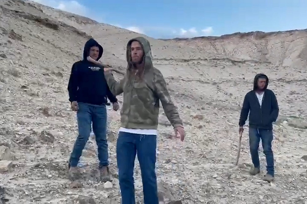 مستوطنون يعتدون بالضرب على مجموعة من الشبان والمتضامنين الأجانب خلال مسار سياحي قرب بلدة العوجا شمال أريحا (وفا)