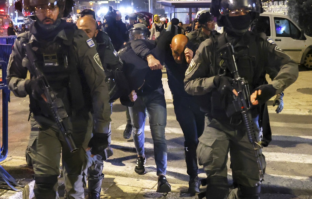 قوات الاحتلال الإسرائيلي تعتقل شابا في منطقة باب العمود في القدس المحتلة (أرشيف: أ ف ب)