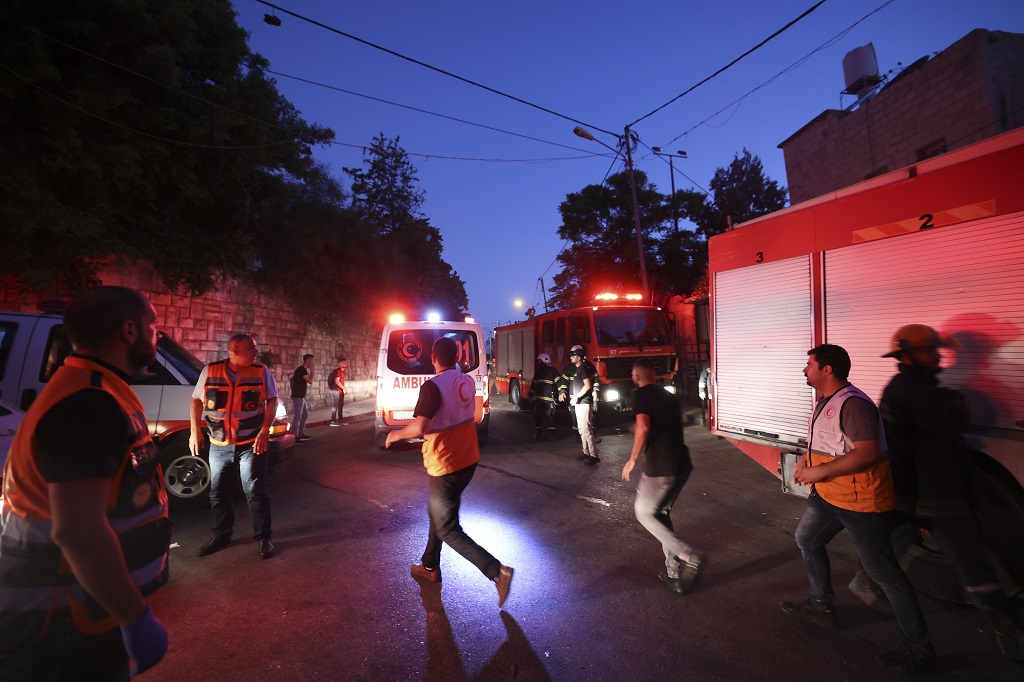 طواقم الإسعاف تهرع لإخلاء المصابين برصاص الاحتلال في مدينة نابلس (أرشيف: أ ف ب)