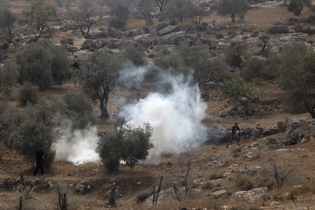 جنود الاحتلال يطلقون قنابل الغاز السام في قرية التوانة بمسافر يطا جنوب الخليل (أرشيف: أ ف ب)