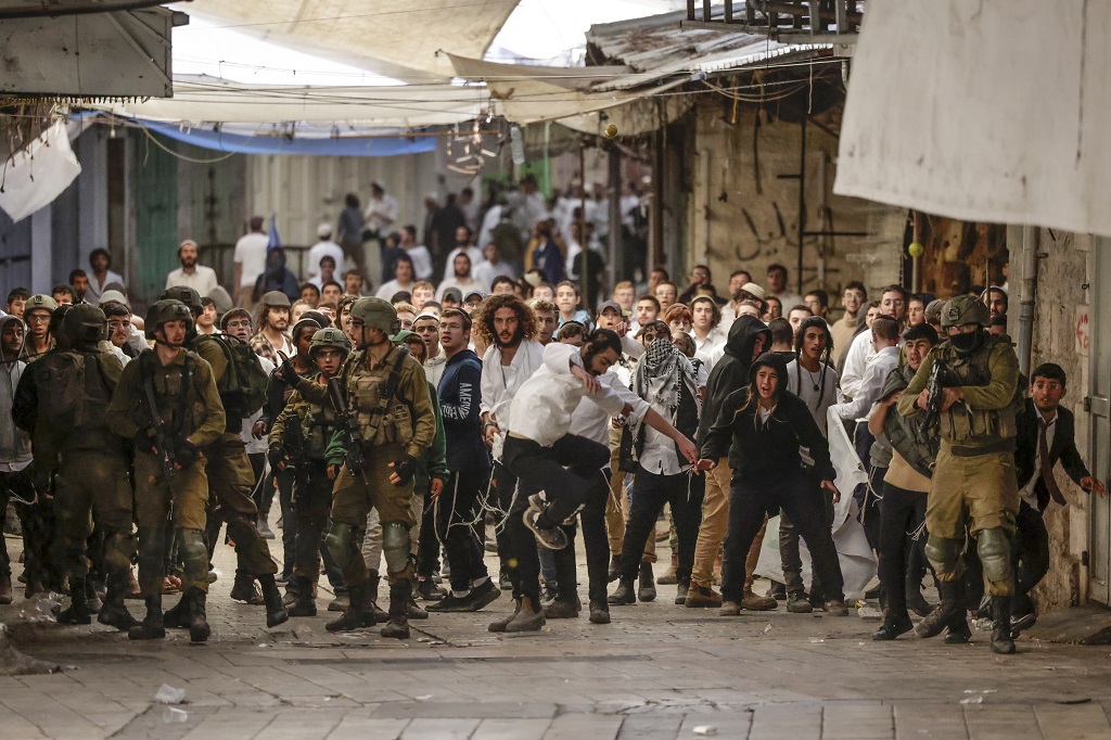 مستوطنون بحماية قوات الاحتلال يقتحمون مدينة الخليل (تصوير: أ ف ب)