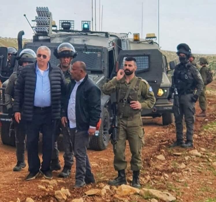 جنود الاحتلال يحتجزون رئيس هيئة مقاومة الجدار والاستيطان مؤيد شعبان خلال قمعهم مسيرة ضد الاستيطان في رمون