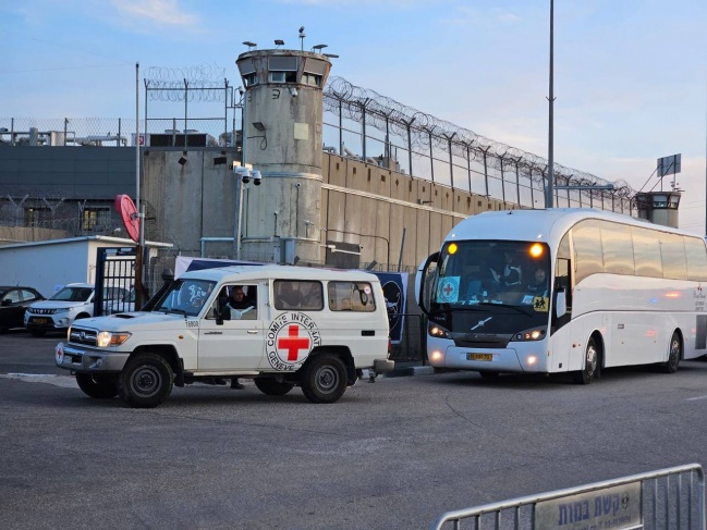 تأهب في ساحة سجن "عوفر" قبيل الإفراج عن الأسرى الفلسطينين