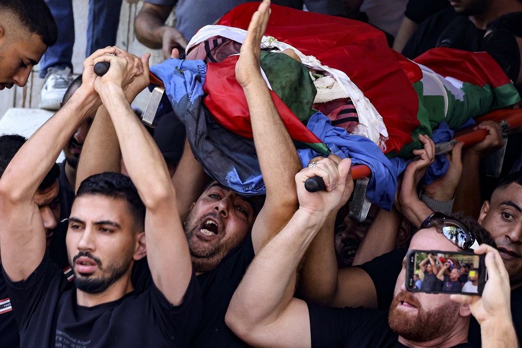 جماهير شعبنا في طولكرم تشيّع جثمان الشهيد أبو سعن إلى مثواه الأخير