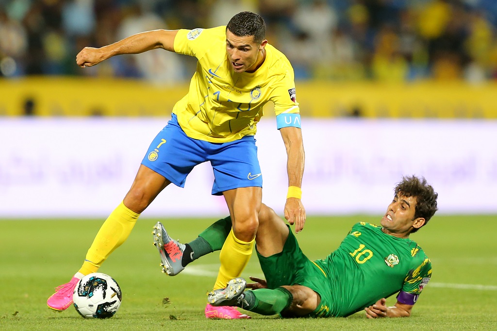 النجم البرتغالي المخضرم كريستيانو رونالدو يتلاعب بالكرة خلال مباراة فريقه النصر السعودي مع الشرطة العراقي (تصوير: أ ف ب)
