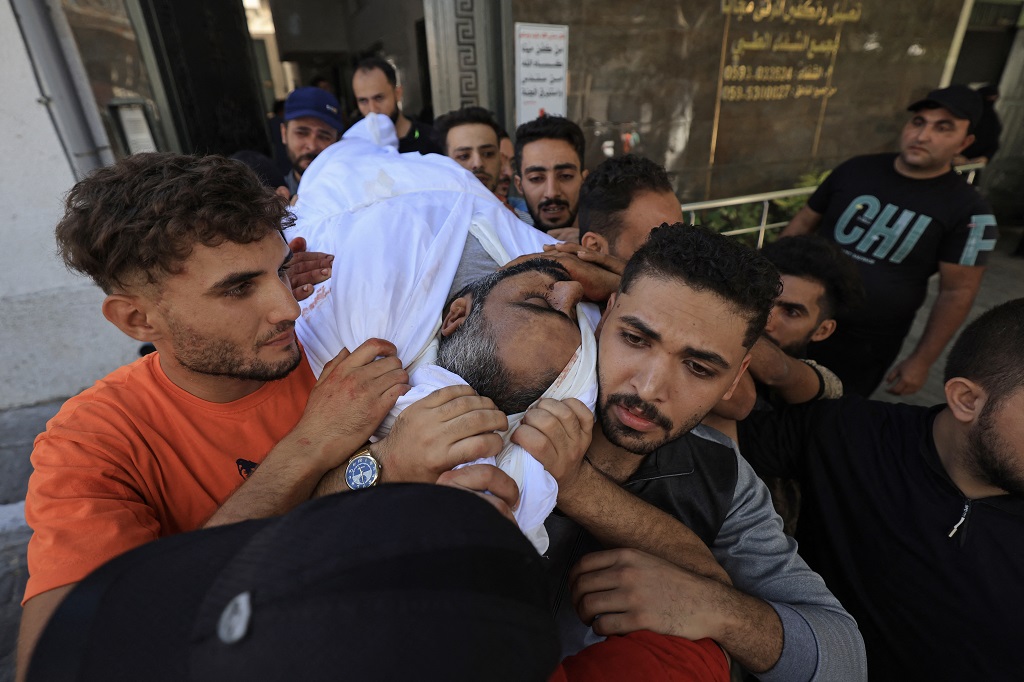 تشييع جثمان أحد الشهداء من مستشفى الشفاء في غزة (تصوير: أ ف ب)