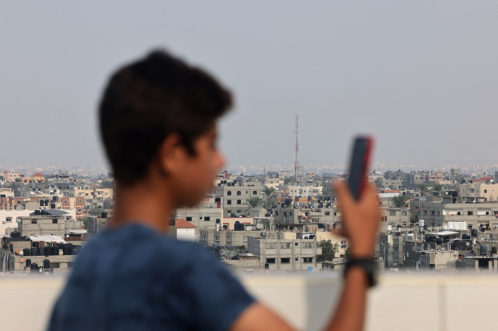 انقطاع كامل في خدمات الاتصالات الثابتة والمتنقلة والإنترنت في قطاع غزة (تصوير: أ ف ب)
