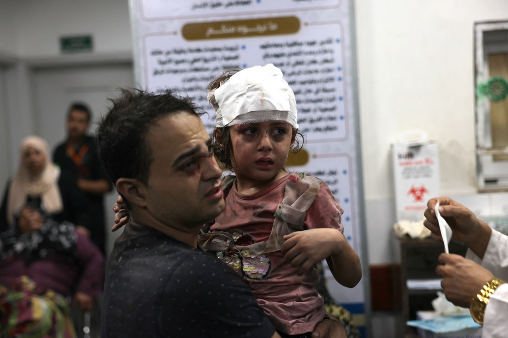 جرحى يتلقون العلاج في مستشفى أبو يوسف النجار في رفح جنوب قطاع غزة (تصوير: أ ف ب)