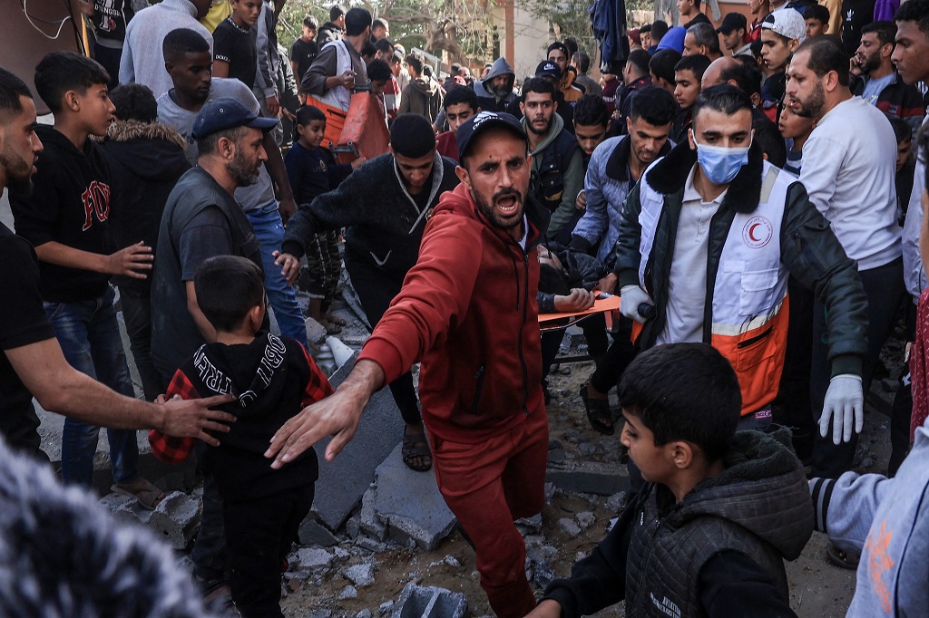 مواطنون ينتشلون شهداء وجرحى من تحت الركام عقب قصف إسرائيلي على رفح (تصوير: أ ف ب)