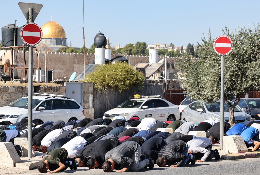 مواطنون يؤدون صلاة الجمعة في الشوارع بعد أن منعهم الاحتلال من الوصول للمسجد الأقصى