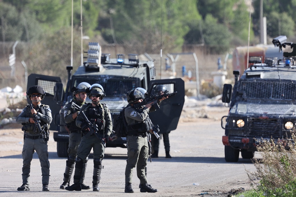 قوات الاحتلال الإسرائيلي تقمع المواطنين في محيط سجن "عوفر" العسكري المقام على أراضي بلدة بيتونيا غرب رام الله (تصوير: أ ف ب)