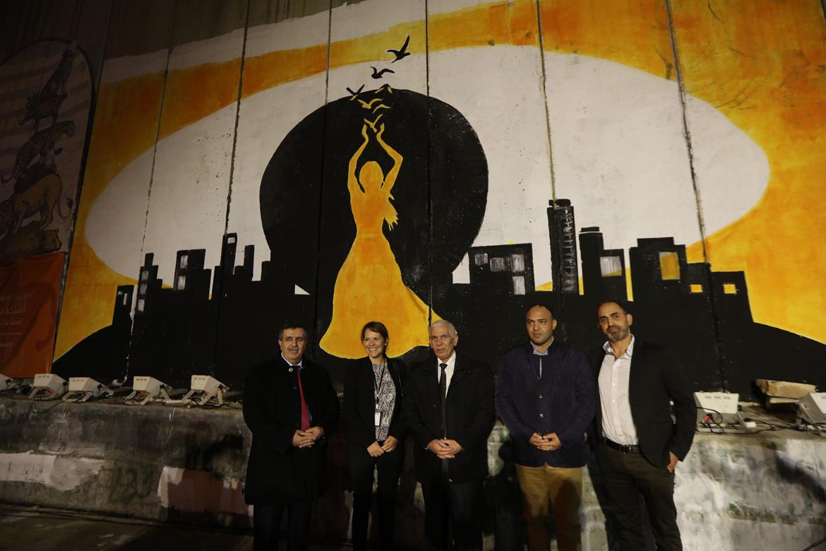 تدشين جدارية "العنف لا مبرر له"  على المدخل الشمالي لمدينة بيت لحم.(عدسة: أحمد مزهر/وفا)