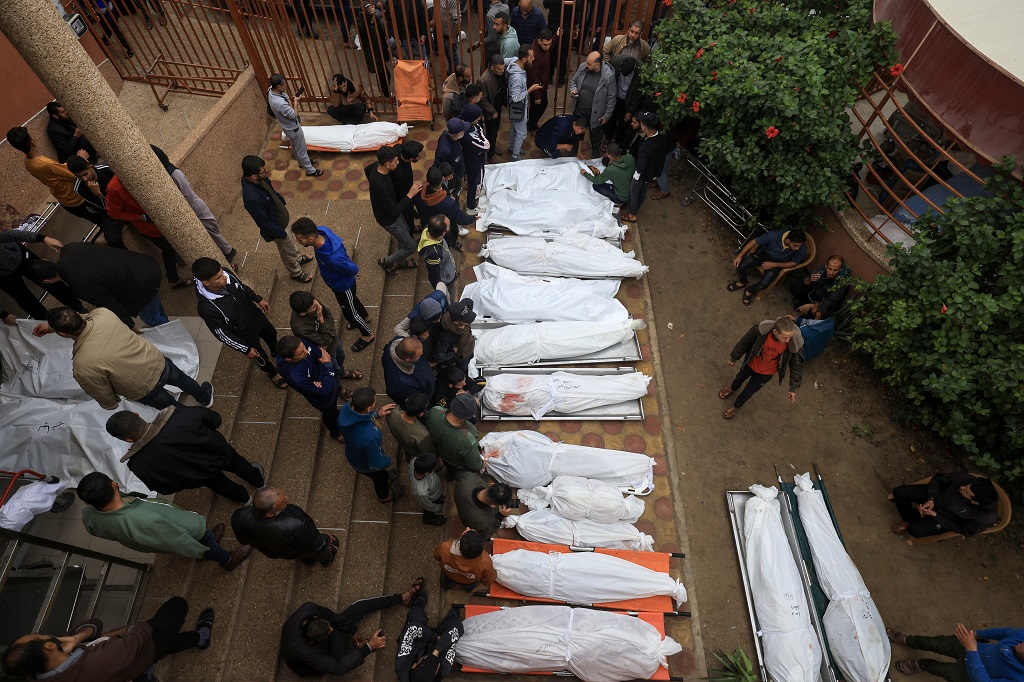 جثامين الشهداء في ساحة مستشفى ناصر في خان يونس (تصوير: أ ف ب)