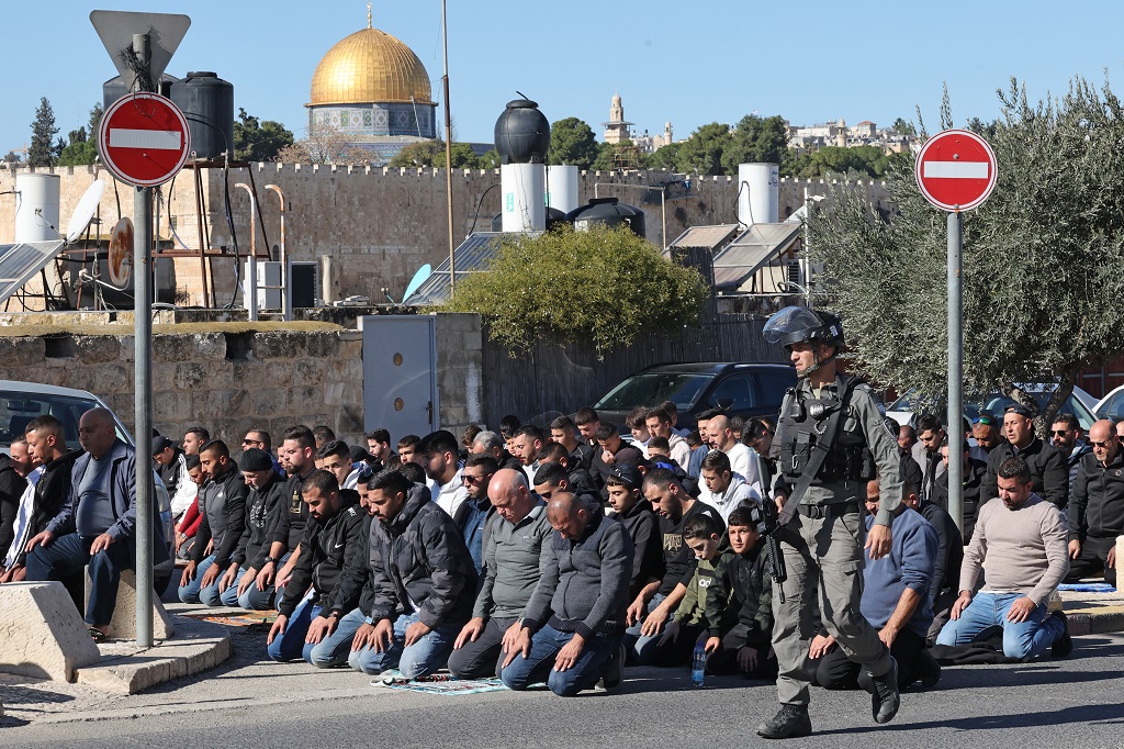 مواطنون يؤدون صلاة الجمعة في شوارع القدس المحتلة بعد أن منعهم الاحتلال من الوصول إلى المسجد الأقصى المبارك (تصوير: أ ف ب)