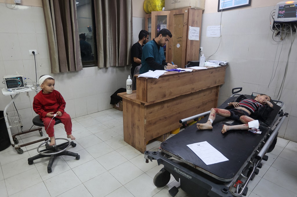 طفلان جرحا في الغارات الإسرائيلية على خان يونس يتلقيان العلاج في مستشفى ناصر (تصوير: أ ف ب)