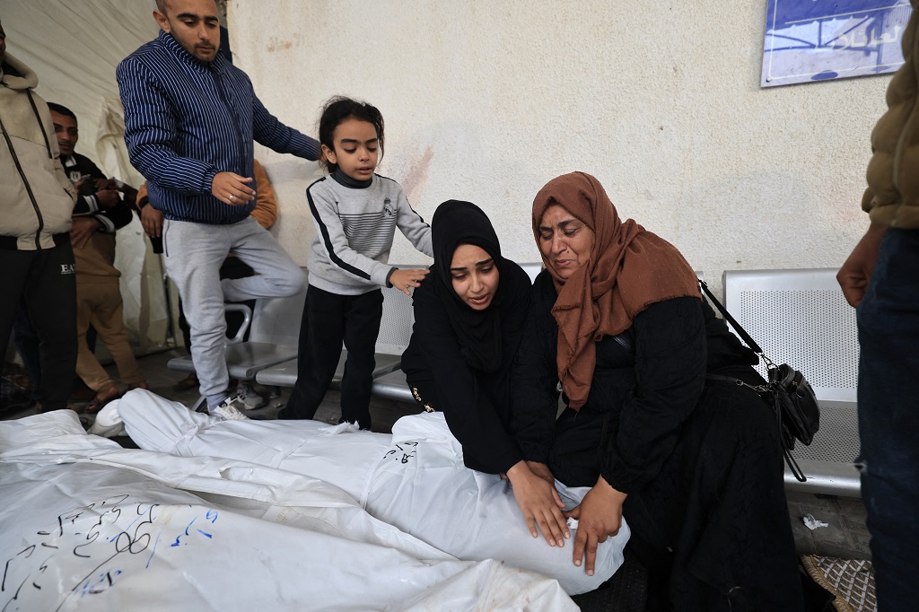 وداع جثامين الشهداء في مستشفى أبو يوسف النجار في رفح جنوب قطاع غزة (تصوير: أ ف ب)