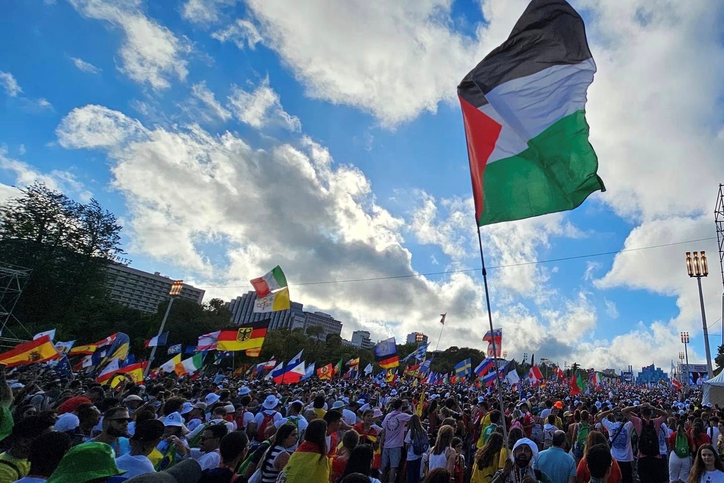 العلم الفلسطيني يرفرف بين أعلام الدول المشاركة في اليوم العالمي للشباب في العاصمة البرتغالية لشبونة