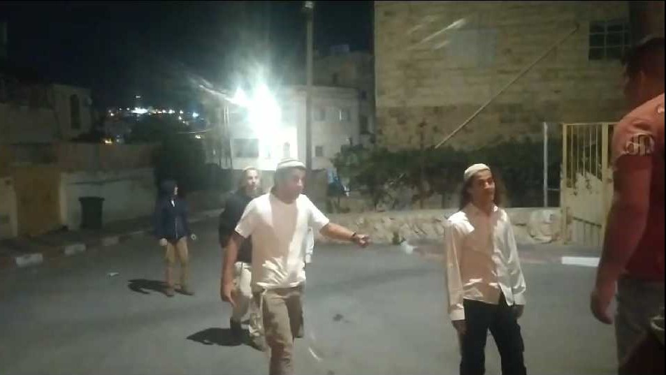 مستوطنون يهاجمون المواطنين ومنازلهم في حي "تل الرميدة" وسط الخليل