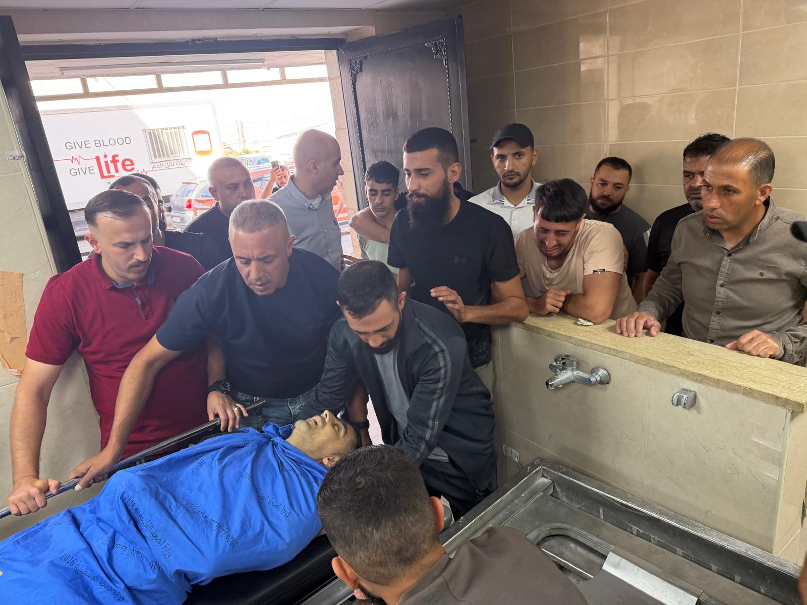 جثمان الشهيد حسن البزاري بمستشفى رفيديا/ تصوير: أيمن نوباني