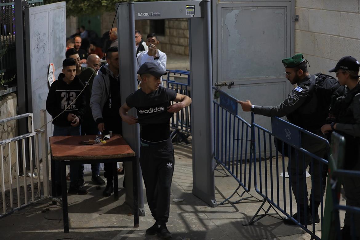 الاحتلال يشدد من إجراءاته العسكرية على مداخل الحرم الإبراهيمي وسط مدينة الخليل (تصوير: مشهور وحواح/وفا)