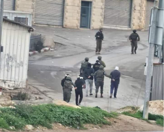 الاحتلال يعتقل شبانا عقب اقتحام بلدة قطنة