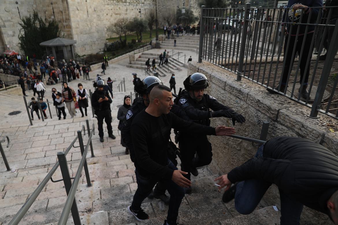 قوات الاحتلال تقمع وقفة دعم وإسناد للأسرى في سجون الاحتلال أمام باب العامود في القدس (تصوير:وفا)