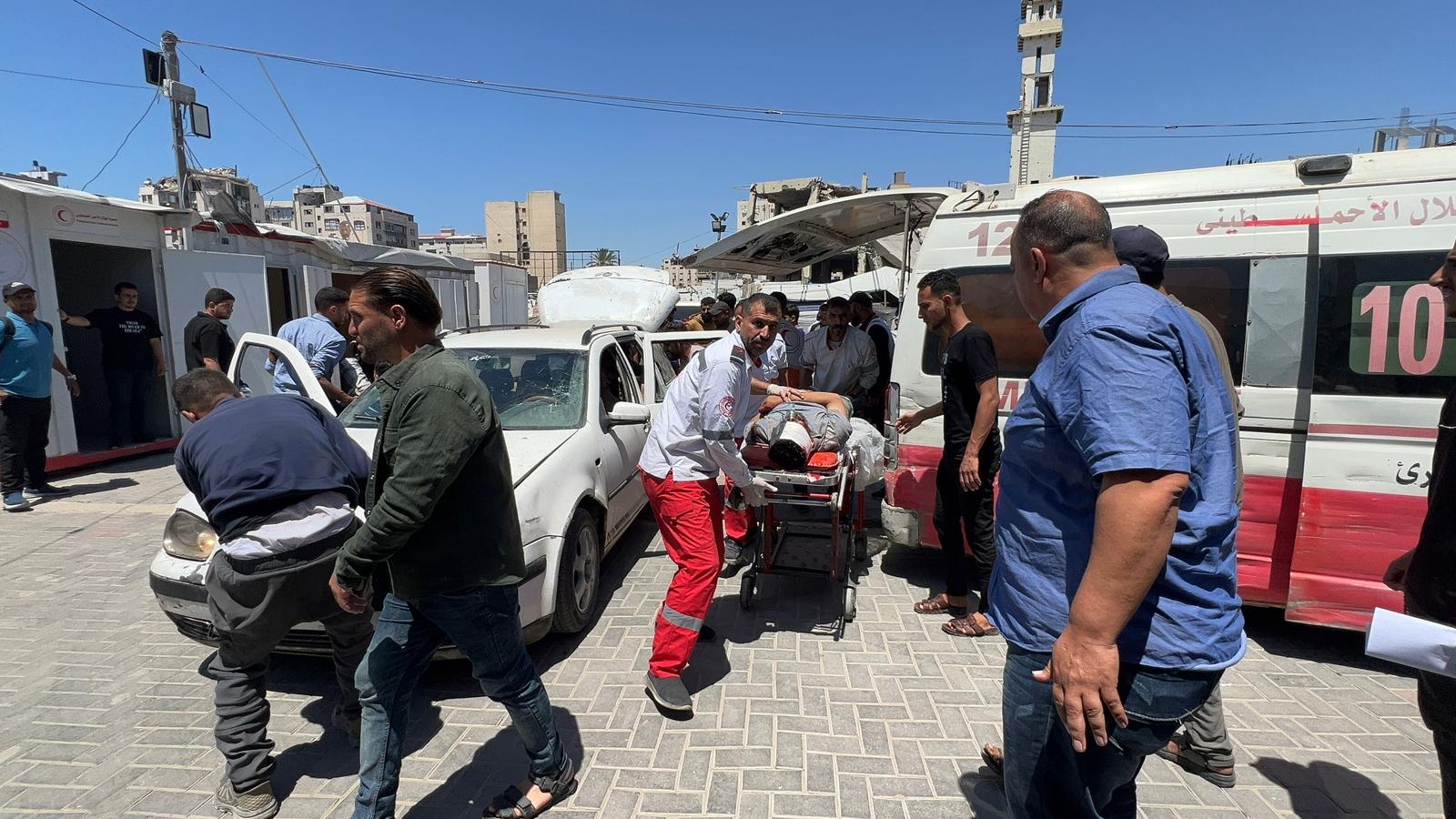 صورة من نقل الشهداء والإصابات جراء قصف الاحتلال منطقة "التوام" شمال مدينة غزة