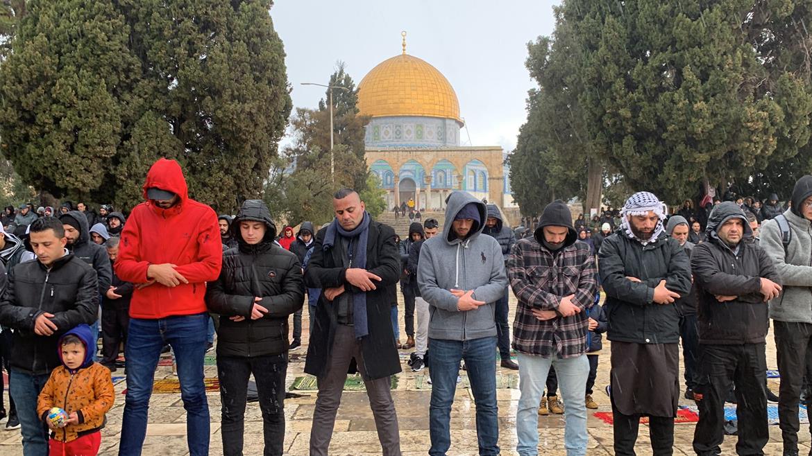 مواطنون يؤدون صلاة الجمعة في المسجد الأقصى (عدسة: وفا)