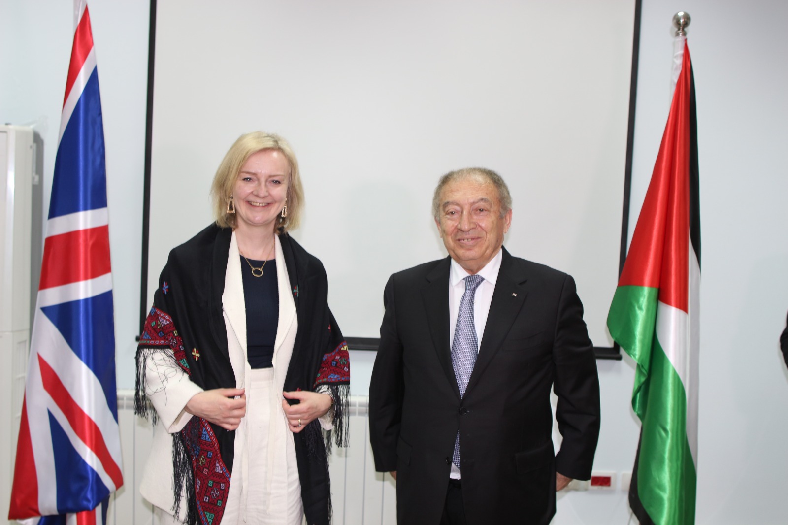وزير الاقتصاد خالد العسيلي ووزيرة التجارة البريطانية اليزابيث تروس خلال اجتماعهما في رام الله