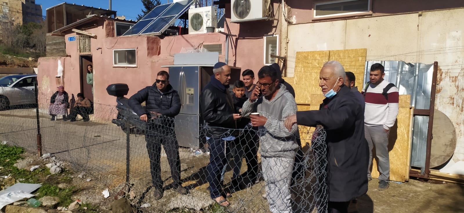 مستوطنون يسيجون أرض عائلة سالم بالشيخ جراح