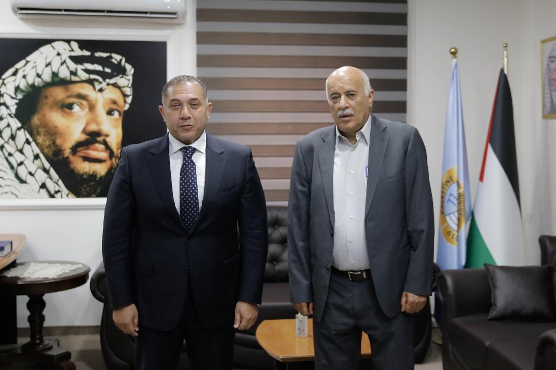 الفريق جبريل الرجوب خلال لقائه السفير المصري طارق طايل