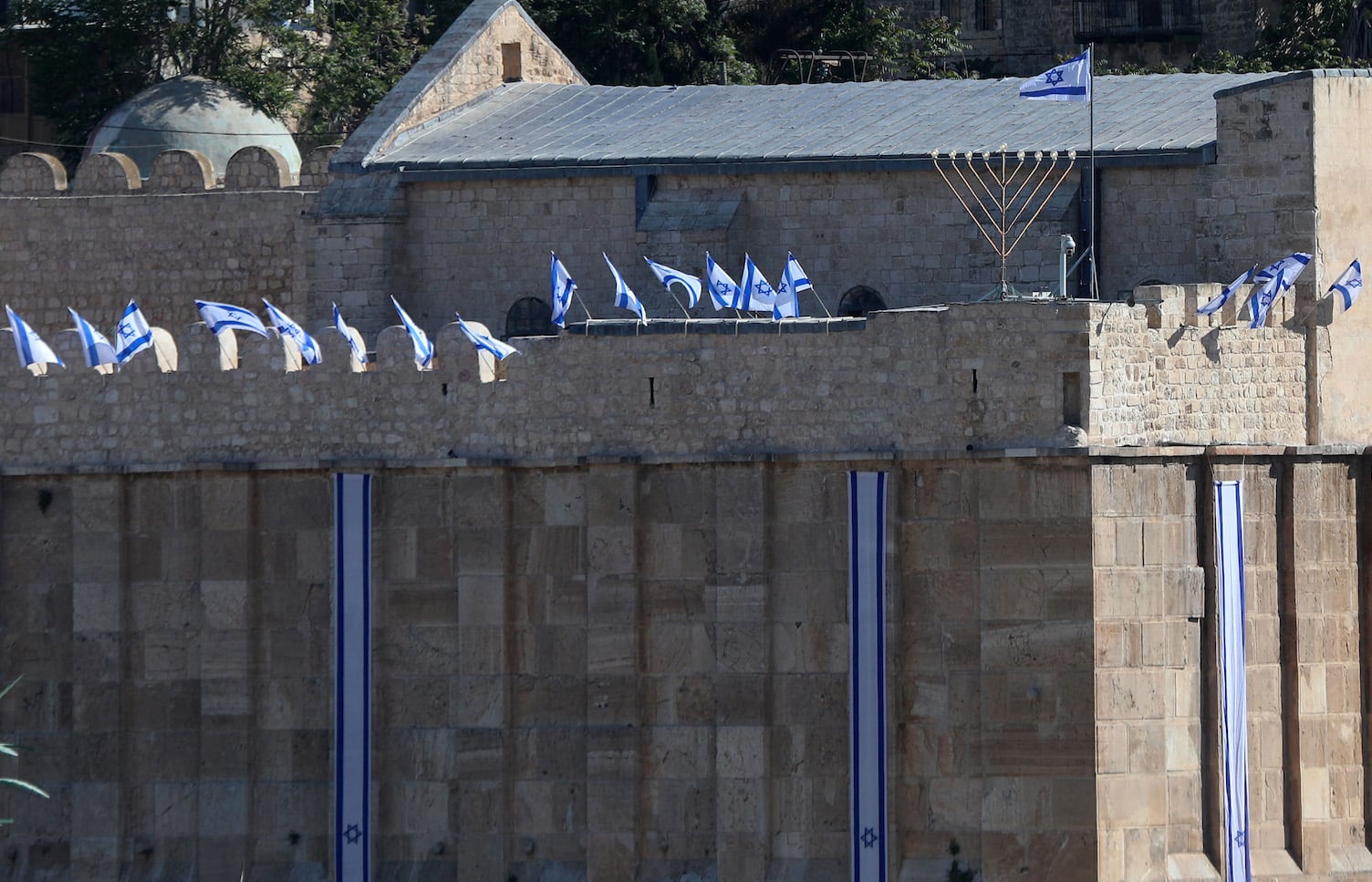 صورة تظهر رفع أعلام دولة الاحتلال فوق الحرم الإبراهيمي