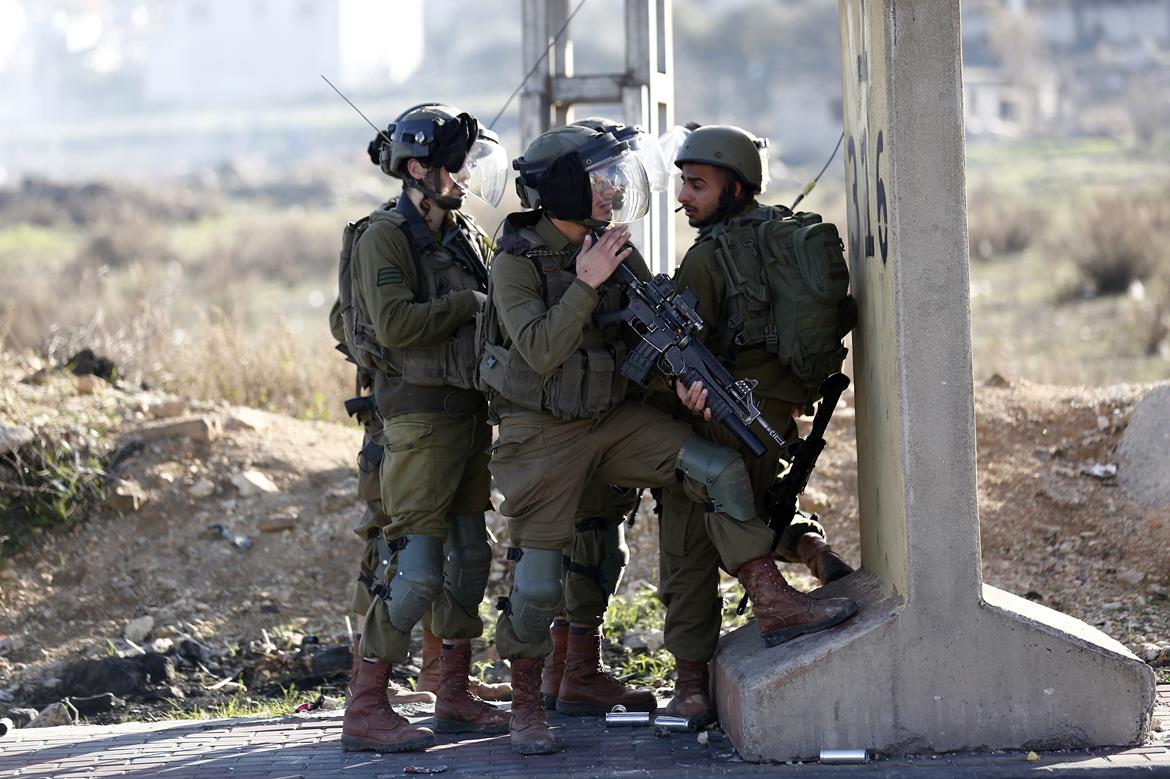 قوات الاحتلال الإسرائيلي تقمع مسيرة طلابية بالقرب من المدخل الشمالي لمدينة البيرة (عدسة: محمد أبو زيد/وفا)