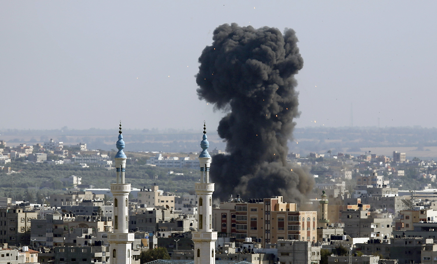 غارة إسرائيلية على قطاع غزة (عدسة: حاتم موسى/وفا)