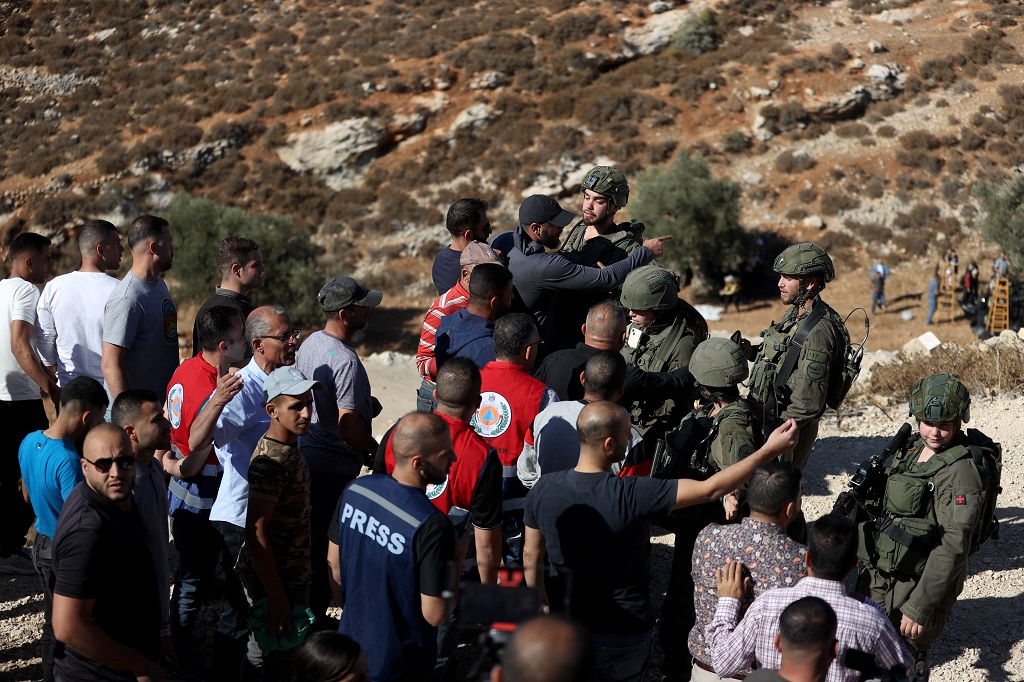 قوات الاحتلال تقمع فعالية مساندة للمزارعين في قرية برقا شرق رام الله (الأناضول)