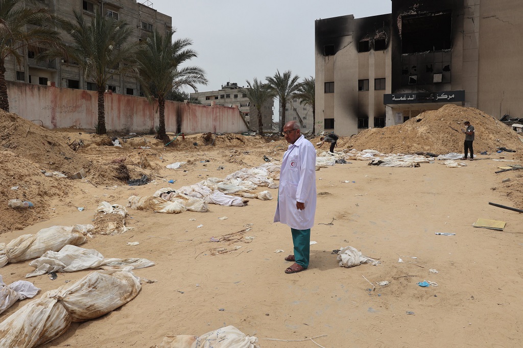 جثامين شهداء جرى انتشالها من مقابر جماعية في حرم مجمع ناصر الطبي في خان يونس جنوب القطاع (أ ف ب)