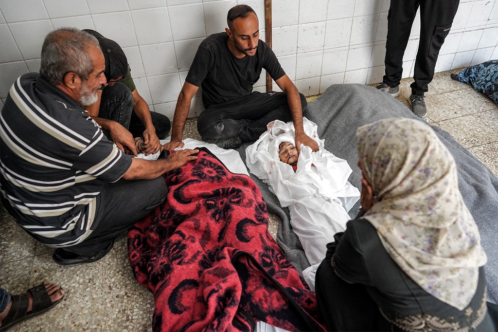 وداع جثامين الشهداء في مستشفى شهداء الأقصى في دير البلح وسط قطاع غزة (أ ف ب)