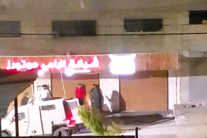 قوات الاحتلال الإسرائيلي تحتجز عددا من الشبان خلال اقتحامها مدينة قلقيلية 