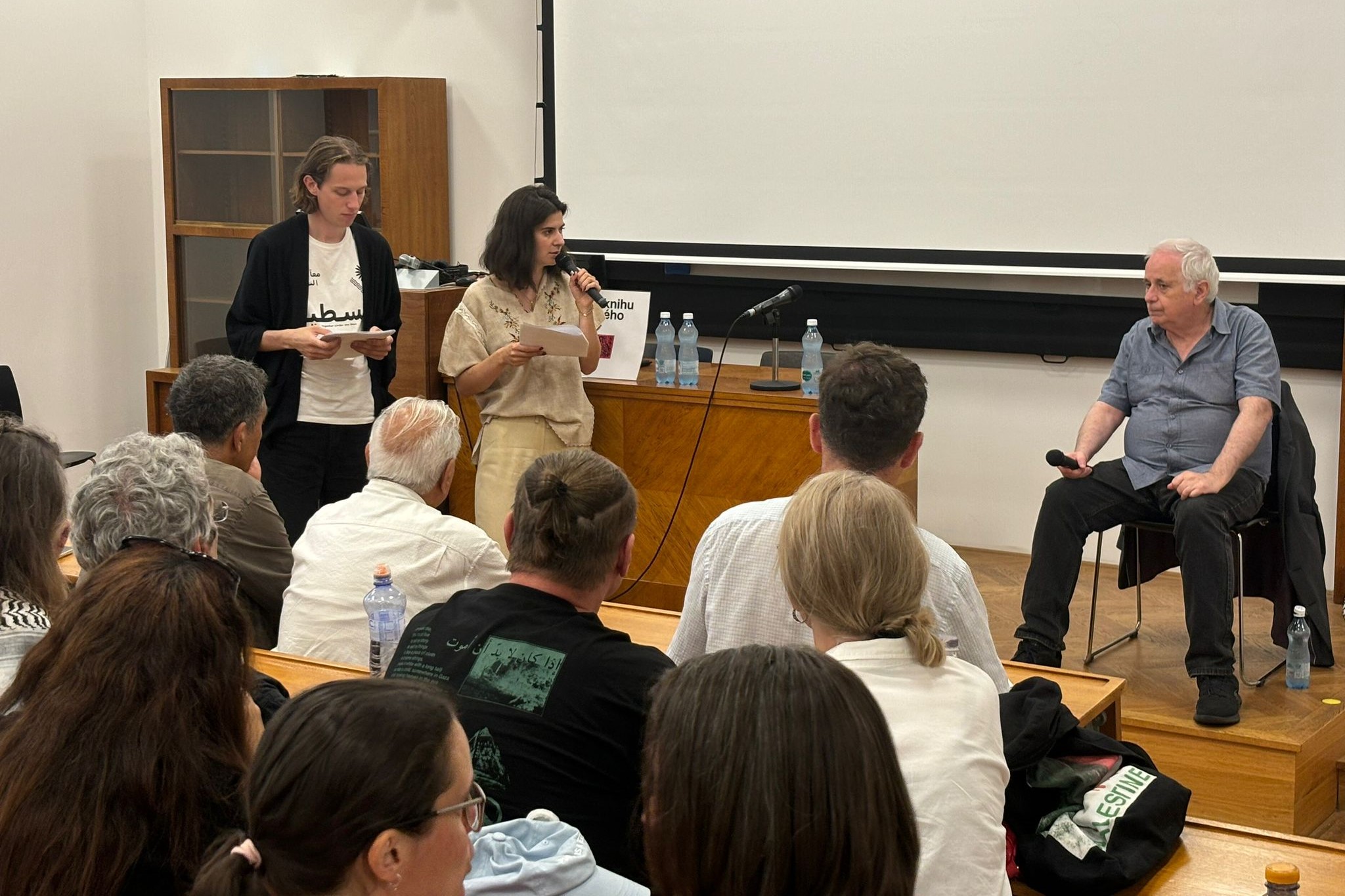 جانب من الندوة 