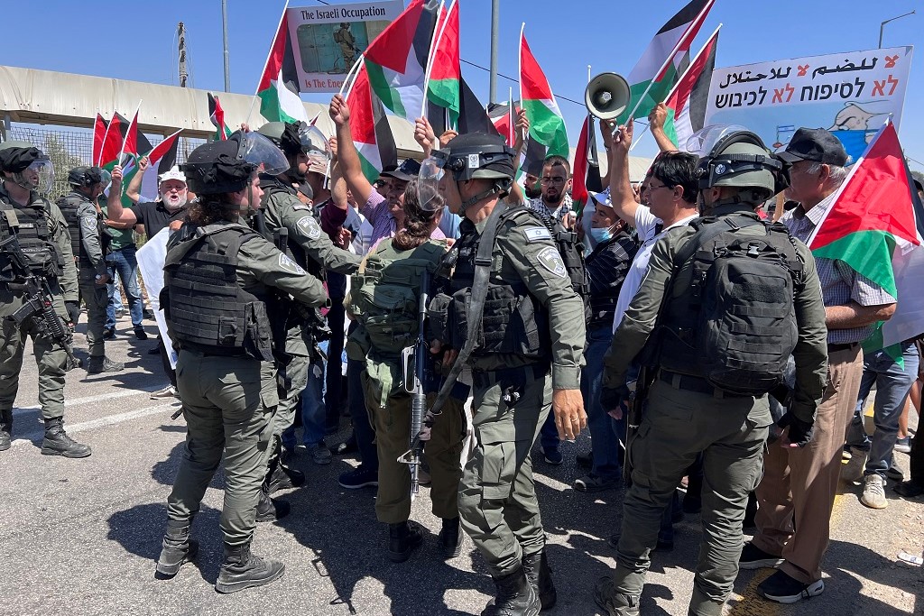 قوات الاحتلال الإسرائيلي تقمع تظاهرة سلمية عند مدخل قرية الجيب شمال غرب القدس المحتلة (تصوير: وفا)