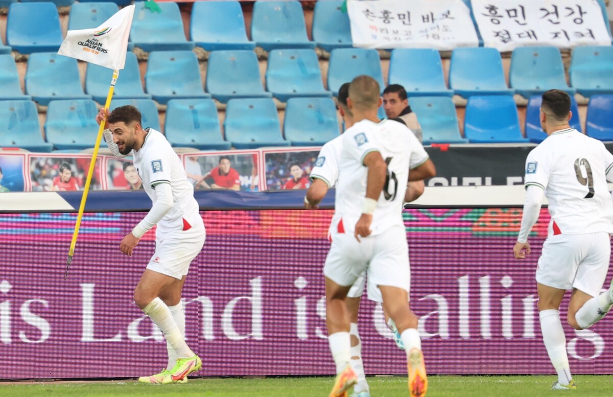 اللاعب زيد قنبر يحتفل بتسجيل هدف "الفدائي" في مرمى كوريا الجنوبية 