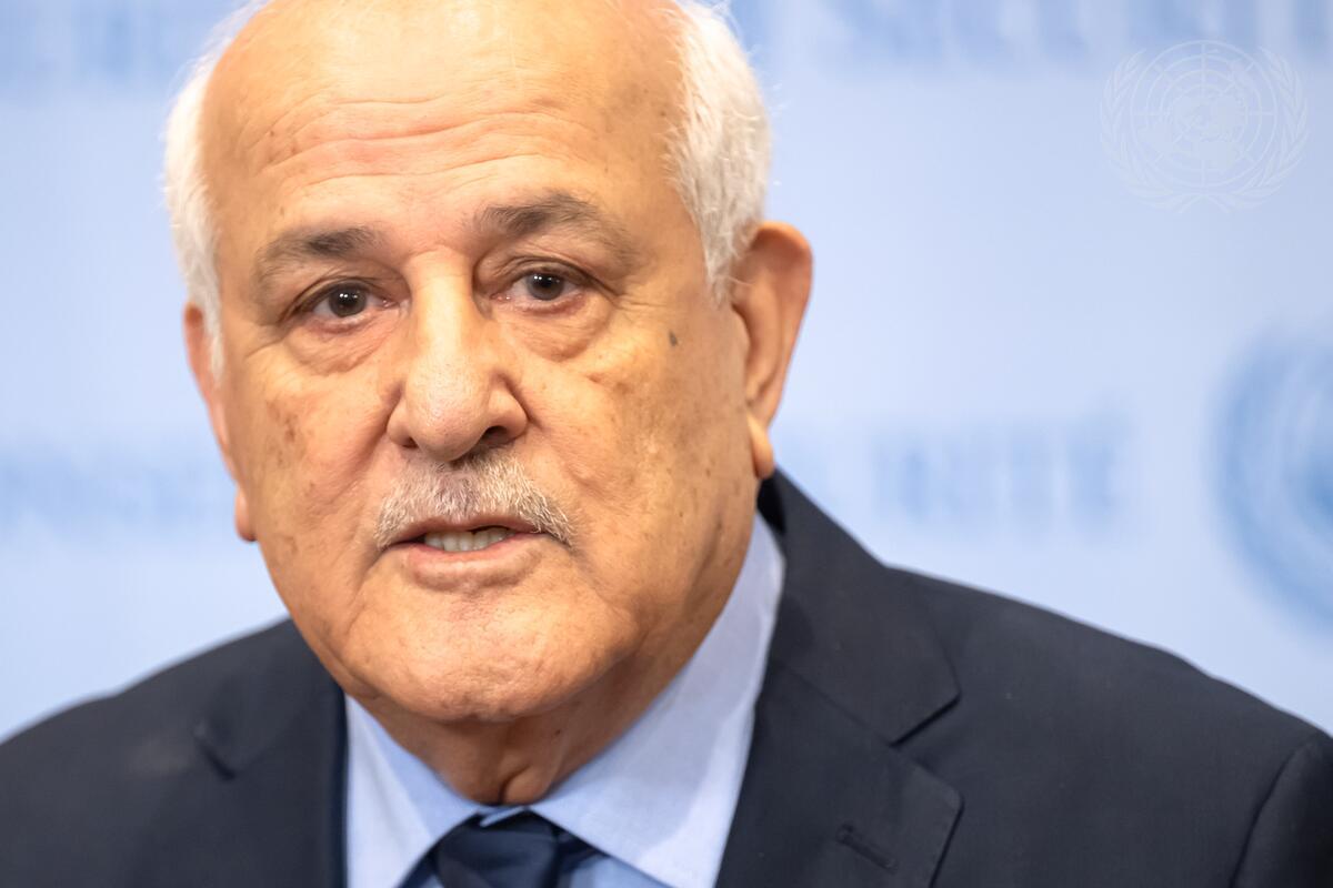 مندوب فلسطين الدائم لدى الأمم المتحدة رياض منصور يتحدث خلال المؤتمر الصحفي في نيويورك 