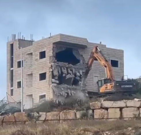 أثناء هدم الاحتلال البناية السكنية في حزما 