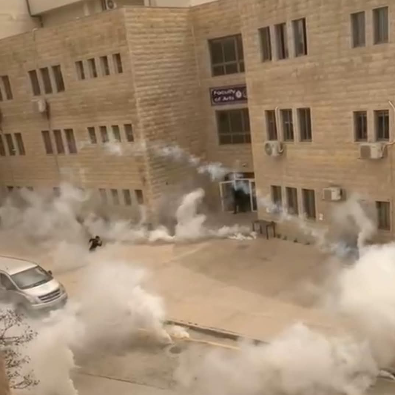 الاحتلال لا يزال يحاصر حرم الجامعة